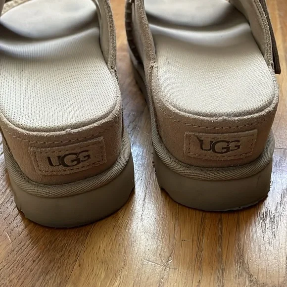UGG Goldenstar Hi Platform Slides - Picture 5 of 8